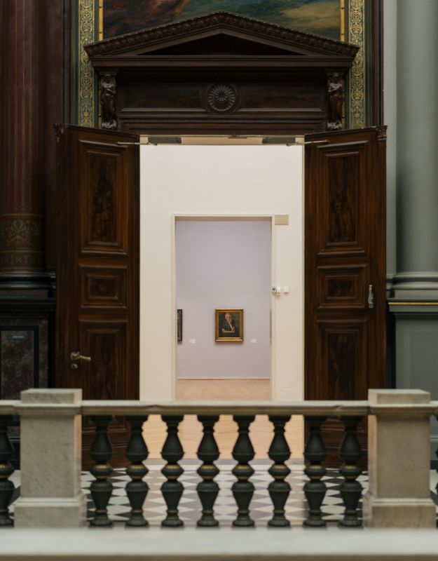 View through an open door into an exhibition room in the Kunsthalle Hamburg