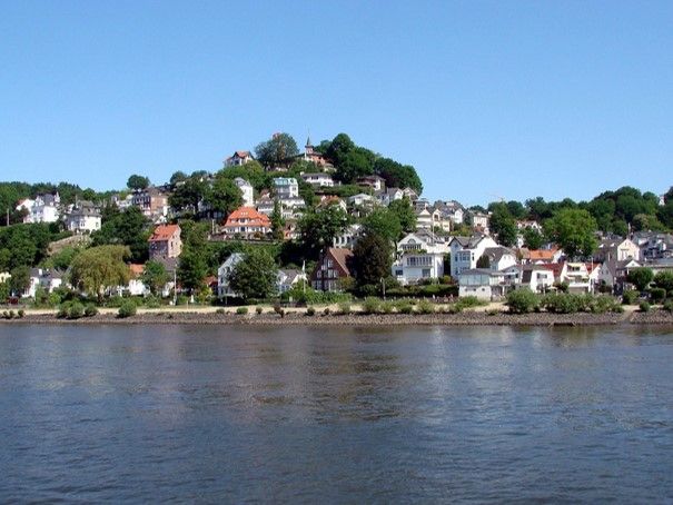 Blick auf das Treppenviertel vom Wasser aus