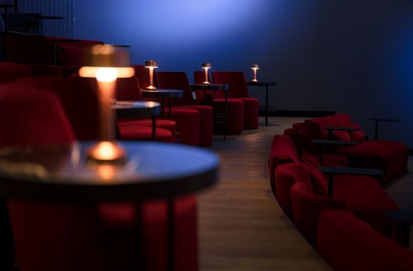 Eine Lampe auf einem Tisch in der Hafenbühne