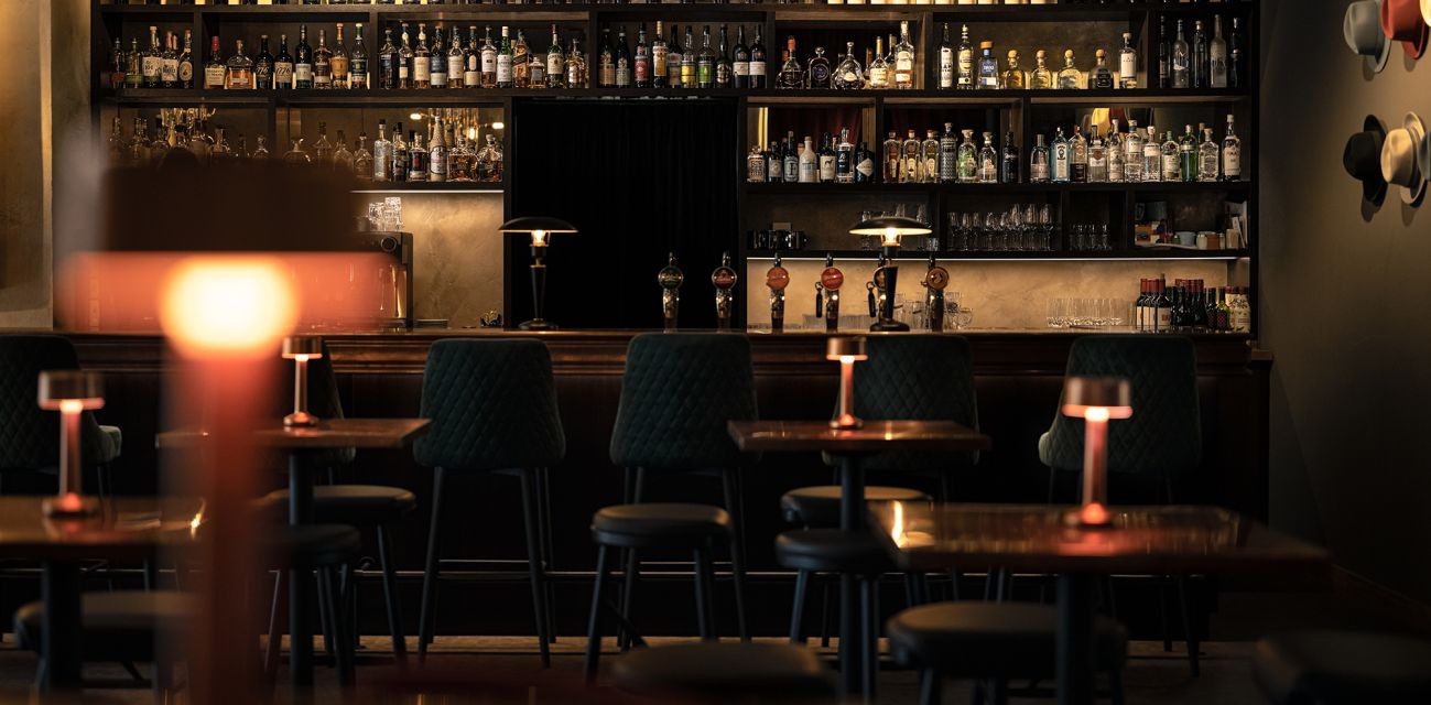 View of the Three Fingers Bar HafenCity with various seating areas