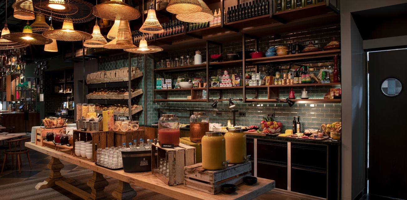 View of the KITCHENS Restaurant Hamburg HafenCity with set tables