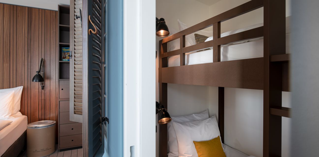 Children's bunk with bunk bed in EXTRA LARGE room